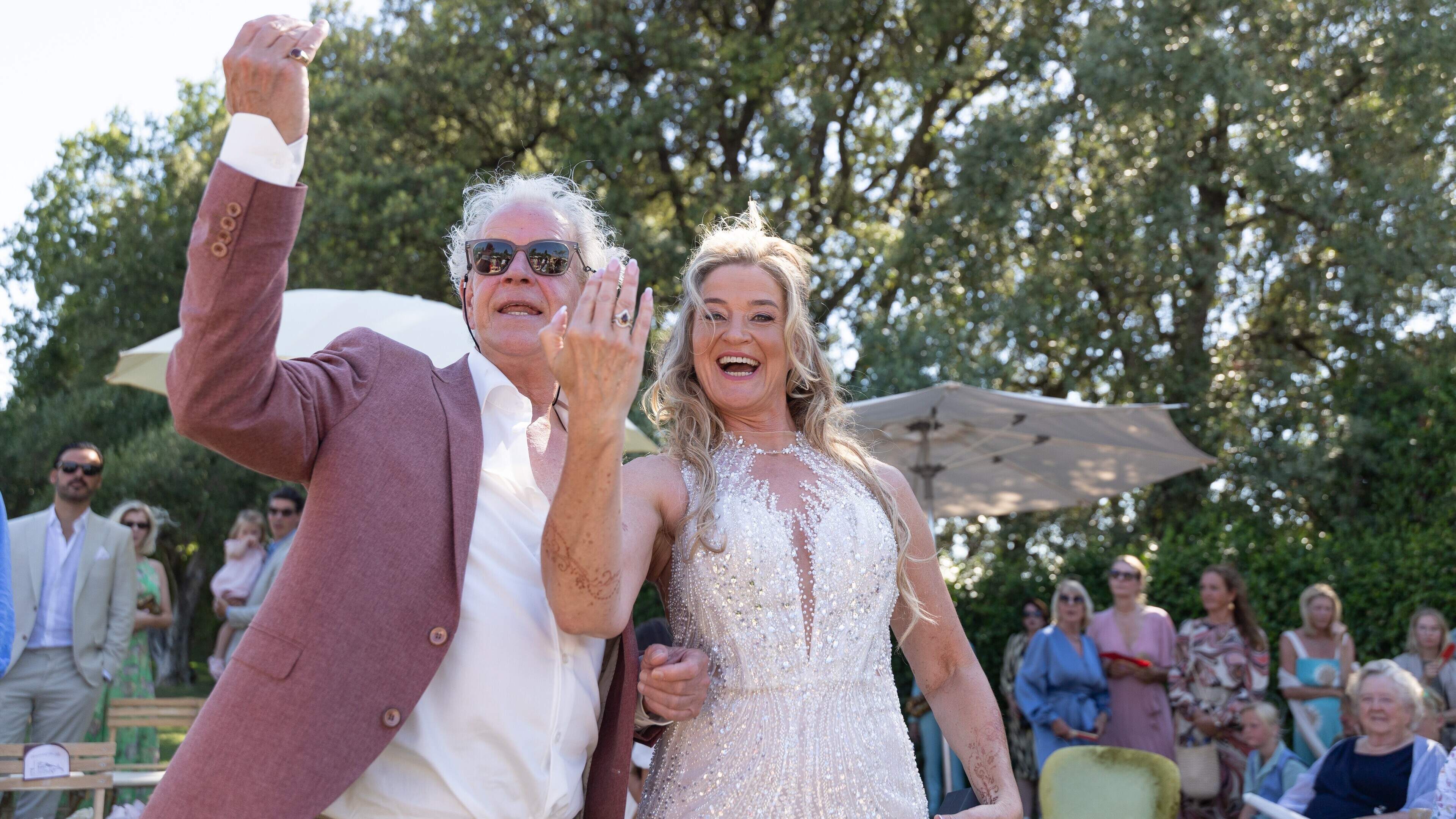 B&B vol liefde-koppel Albert Diks (66) en Joyce van der Tas (54) trouwt in Spaans droomkasteel: ’Wij zijn een successtory’